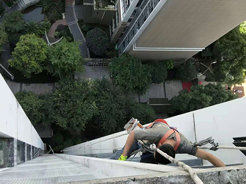 外墻窗戶打膠：在給斷橋鋁門窗打膠的時(shí)候，如果需要在室外才能打膠的話，必須在室外打膠，因?yàn)槿绻銖?qiáng)在室內(nèi)進(jìn)行打膠的話，顯然打出來的膠會(huì)不均勻，這樣就起不到防水的作用了。其次，在給斷橋鋁門窗打膠的時(shí)候，需要將斷橋鋁門窗邊上的膠帶給處理掉，不要粘在上面就進(jìn)行打膠防水了，這個(gè)也是比較重要的，否則時(shí)間久了之后，膠帶脫膠，防水效果就沒有了。之后，在給斷橋鋁門窗打膠的時(shí)候，盡可能的使用滿膠，然后用上另外一罐膠繼續(xù)打，這樣打不出來不美觀之外，還會(huì)出現(xiàn)氣泡，防水效果極差。接著，在給斷橋鋁門窗打膠之前，適當(dāng)?shù)男迯?fù)一下需要打膠的位置，尤其是有一些水泥等藏起來的物體，因?yàn)槟鞘菚?huì)影響打膠后的效果的，需要處理好再打膠，效果會(huì)好很多。最后，需要處理掉周圍多余的膠，如果出現(xiàn)明顯的氣孔的話，我們只能適當(dāng)補(bǔ)膠，需要用小的頭子來補(bǔ)膠。