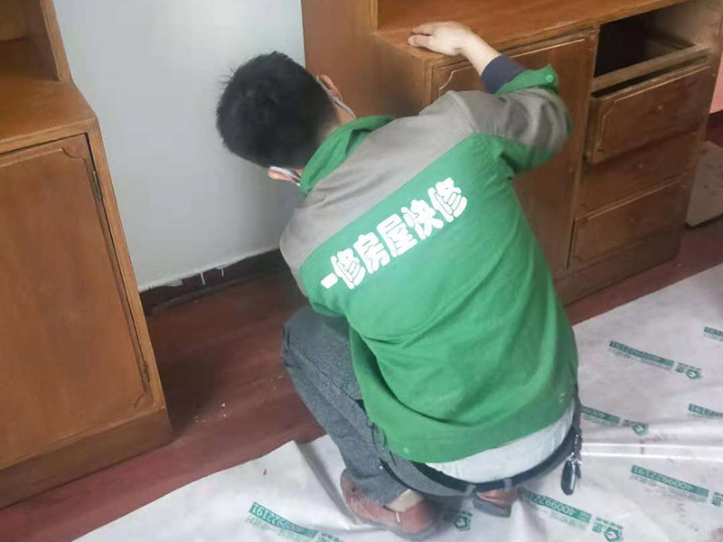 家具刷漆翻新：舊家具刷漆的方法比較簡單，但是在刷漆之前要對原來的表面進(jìn)行打磨，將原有的漆面去掉，可以用砂布進(jìn)行。翻新舊家具有很多需要注意的問題，首先是顏色的選擇，最好選擇和舊家具原有的顏色一致或者相近的顏色，不然翻新的效果可能不是很好。油漆的選擇也比較重要，因?yàn)榧揖叻乱话愣际窃谑覂?nèi)進(jìn)行，所以一定要選擇環(huán)保的油漆，以免對室內(nèi)的環(huán)境造成污染。