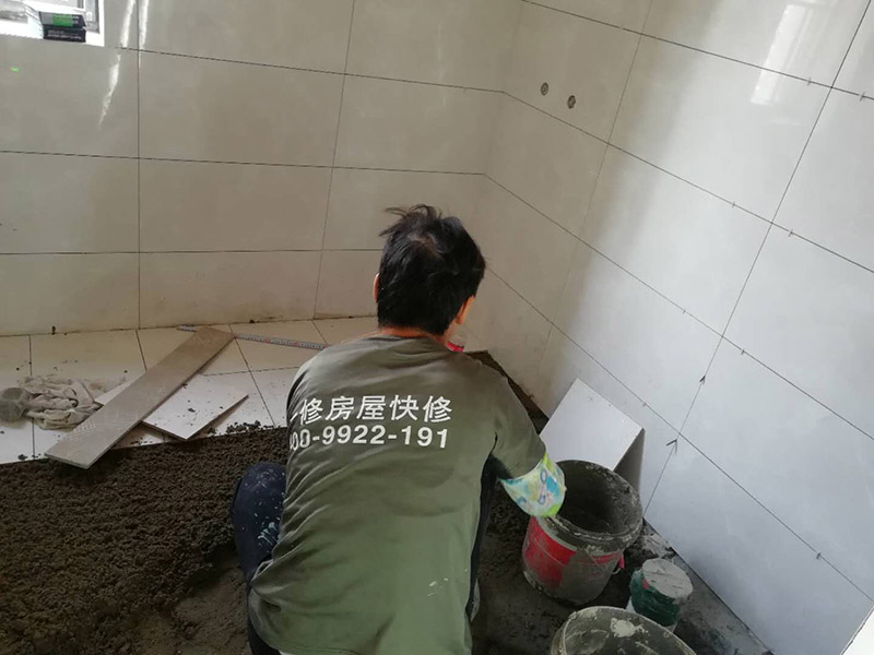 浴室墻磚地磚鋪貼：在鋪貼瓷磚前，我們要先把還沒涂抹水泥的地磚鋪在地上，并敲平，然后在地磚上涂滿水泥，鋪在地面，鋪地磚的過程中要對(duì)齊四塊磚的對(duì)角位置。   另外，在鋪貼瓷磚時(shí)也要講究鋪貼順序，在鋪地磚時(shí)應(yīng)從內(nèi)向外貼，有坡度或地漏的地方，要注意排水方向找坡，而墻面磚應(yīng)從下往上貼，底層的瓷磚要最后貼，這樣鋪貼出來才美觀，我們鋪完地磚后還要壓地磚。