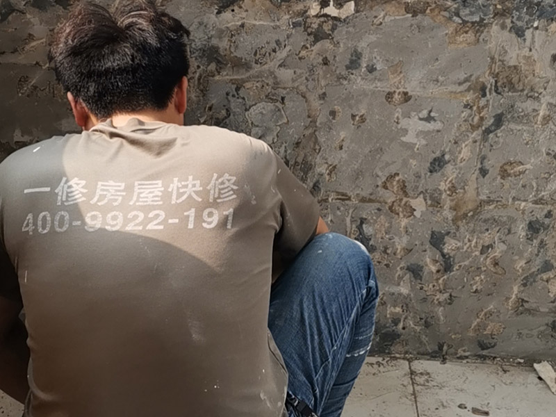 陽臺墻面基層鏟除：第一步：大檢查；鑒別方法是墻面灑水后，用鏟刀刮墻，很難鏟掉的應(yīng)該是水泥墻面;很容易鏟掉的就是大白粉加膠水的“大白膩子”，由于其易受潮粉化并含有甲醛的工程膠水，需要鏟除。 第二步：封固層處理；首先，清除空鼓，用水浸濕墻面白粉層，鏟掉墻皮。第二，墻面輥刷界面劑清理浮灰，提高附著力。最后，用找平修補砂漿修補空鼓、線槽、孔洞，嵌縫石膏進行溝縫處理。 第三步：厚找平層處理；平整度好的毛坯墻(毛坯房交房規(guī)范平整度在±3毫米)就不需要用找平修補砂漿進行厚找平了，直接用耐水膩子或功能型生態(tài)膩子進行精找平就可以。 第四步：精找平層處理；厚找平層處理完后，就可以批刮