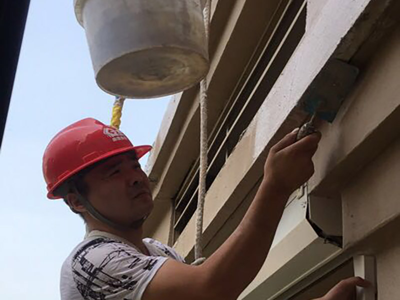 高空外墻防水：外墻面洞和較大裂縫防水密封前用噴水槍等工具將待治理的外墻面、伸縮縫、窗框等部位清理干凈，使施工的外墻面及縫、孔、洞部位達(dá)到無油、無塵土、無水泥松散顆粒等雜物。待其干燥后，將孔、洞、縫用防水密封材料嵌填密實(shí)，并達(dá)到與原顏色一致，再用快速堵漏靈和透明防水膠膜進(jìn)行精心施工。 整體條形瓷磚外墻面防水，采用高效環(huán)保型憎水進(jìn)行精心施工。該材料具有防水性能優(yōu)異、透氣性能良好、施工方便、使用安全、質(zhì)量可靠、耐久性好等特點(diǎn)。