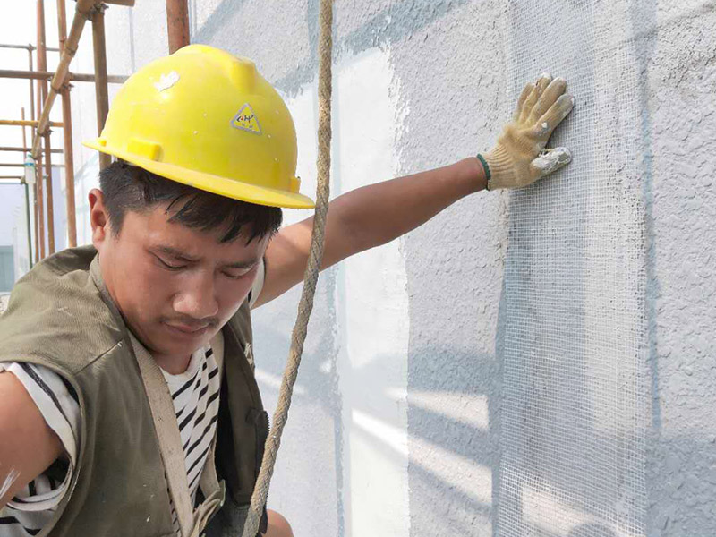 廠房外墻裝修：抹灰前基層表面的塵土，污垢，油漬等清zhi除干凈，并撒水濕潤。當(dāng)抹灰總厚度≥35mm時，采取加強(qiáng)措施。不同材料基體交接處表面的抹灰，應(yīng)采取防止開裂的加強(qiáng)措施。外墻抹灰工程施工前先安裝鋼木門窗框、護(hù)欄等，并應(yīng)將墻上的施工孔洞堵塞密實(shí)。室內(nèi)墻面，柱子面和門洞口的陰陽角應(yīng)做法應(yīng)符合設(shè)計要求。設(shè)計無要求時，采用1:2水泥砂漿做暗護(hù)角，其高度不低于2m，每側(cè)寬度不小于50mm。