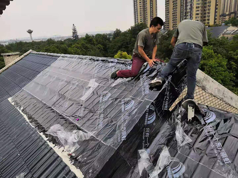 屋面防水卷材鋪貼:1.熱熔法：指采用加熱器熔化防水卷材底層的熱熔膠，實(shí)現(xiàn)卷材與基層粘結(jié)的方法稱(chēng)為熱熔法。 2.冷粘法：指采用膠結(jié)材料直接實(shí)現(xiàn)防水卷材與基層粘結(jié)的方法稱(chēng)為冷粘法。 3.自粘法：指采用帶有自粘膠的防水卷材，不需熱加工，也不需另涂膠結(jié)材料，而直接實(shí)現(xiàn)防水卷材與基層粘結(jié)的方法稱(chēng)為自粘法。 4.熱瀝青法：指采用熱瀝青膠結(jié)材料直接實(shí)現(xiàn)防水卷材與基層粘結(jié)的方法稱(chēng)為熱瀝青法。 屋面卷材按施工工藝不同可選用滿(mǎn)貼、條粘、點(diǎn)粘和空鋪等方法施工。鋪貼時(shí)應(yīng)同時(shí)將卷材下面的空氣排出，卷材平整，粘結(jié)牢固，接縫處必須滿(mǎn)粘，接縫嚴(yán)密。