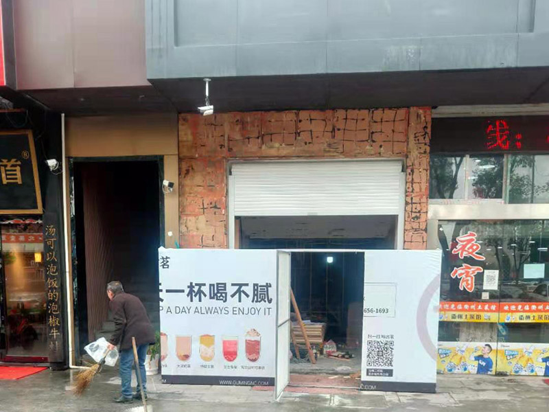 門店裝修翻新：店鋪裝修步驟首先要做的就是設(shè)計，要保證可以設(shè)計得合理規(guī)范，要讓設(shè)計有很好的感覺，必須要積極努力的達(dá)到目標(biāo)，可行性與功能性，都是重要的基礎(chǔ)。做好店鋪裝修的目標(biāo)非常的明確，重點(diǎn)就在于可以追求細(xì)節(jié)盡求完美，實(shí)現(xiàn)裝修的目的。店鋪裝修步驟掌握到流程，先設(shè)計，再注重基礎(chǔ)施工，最后在細(xì)節(jié)的裝修過程中，表現(xiàn)得很有目的性，這樣的裝修目標(biāo)實(shí)現(xiàn)，最后一步很重要的，也是實(shí)現(xiàn)裝修服務(wù)的關(guān)鍵與重點(diǎn)