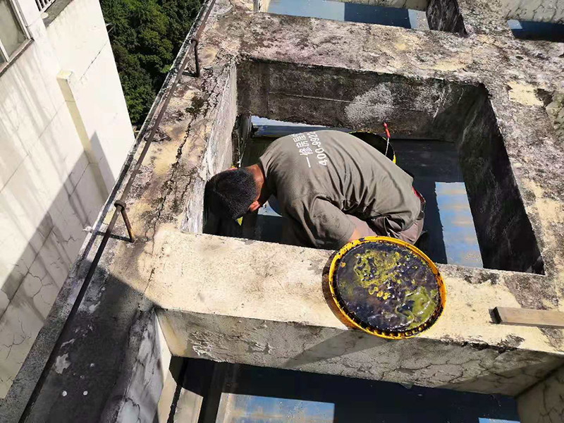 屋頂清理打膠防水：先做好節(jié)點、附加層和屋面排水比較集中部位的處理，然后由屋面最低標高處向上施工。鋪貼天溝、檐口卷材時，宜順天溝、檐口方向以減少搭接。按先高后低、先遠后近的原則，先施工鋼屋架坡屋面，后施工平屋面。