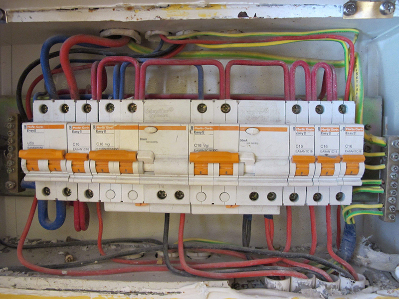 還在為不知道家里電路維修找誰而煩惱嗎，常見電路問題自己動手修