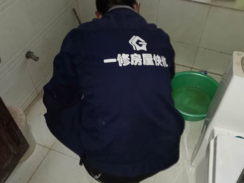 衛(wèi)生間滲水比較輕微，衛(wèi)生間不砸瓷磚做