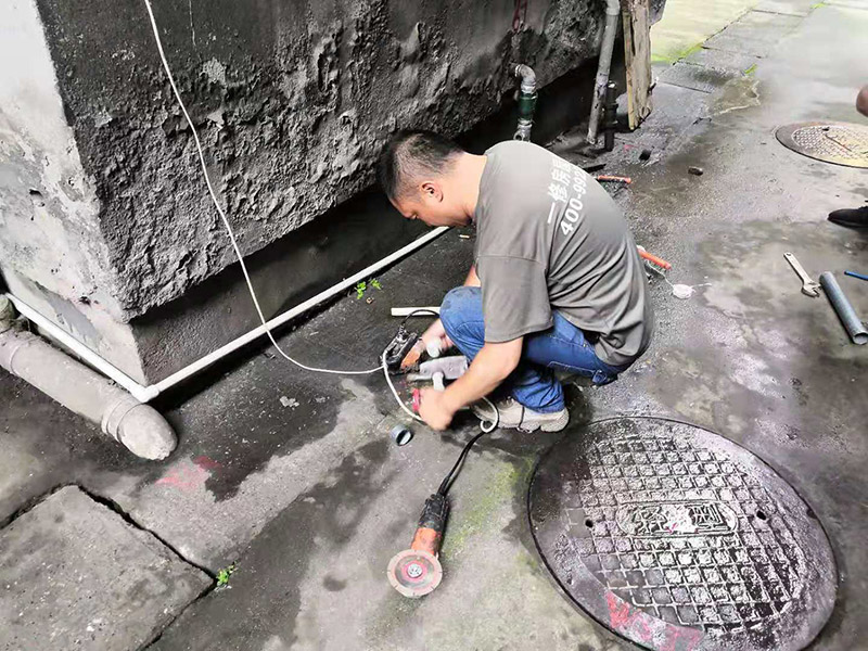 請成都水電維修公司上門處理，老舊水管